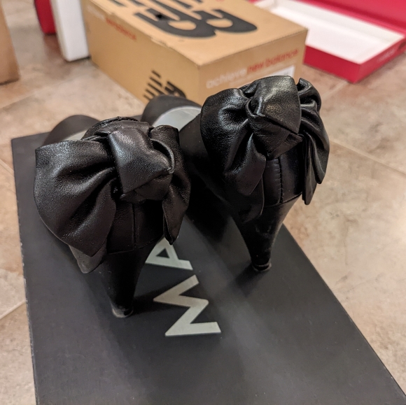 Stunning Bebe black leather heels with bow detail women size 7 - Picture 4 of 5